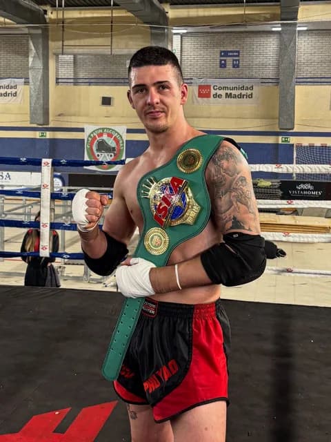 Foto de Aitor Pérez Serrano, luchador de Muay Thai en Phu Yao